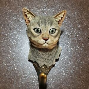 WILDLIFE GARDEN Hook House Cat (WG4512)  Hand Carved Wall Hook